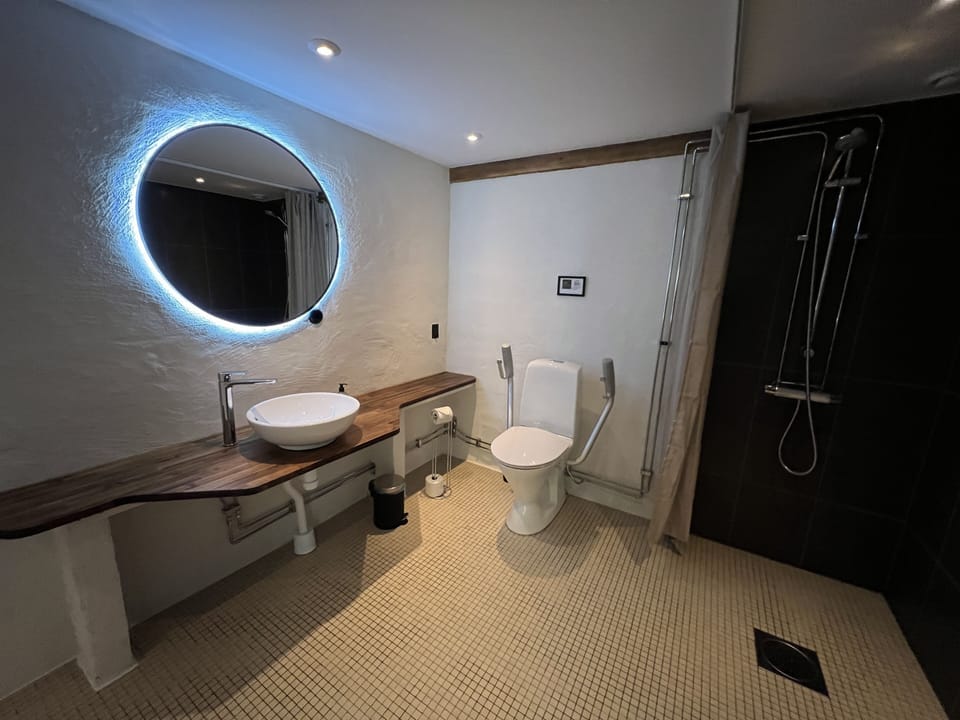 Grand Double Room | Bathroom | Shower, heated floors, towels