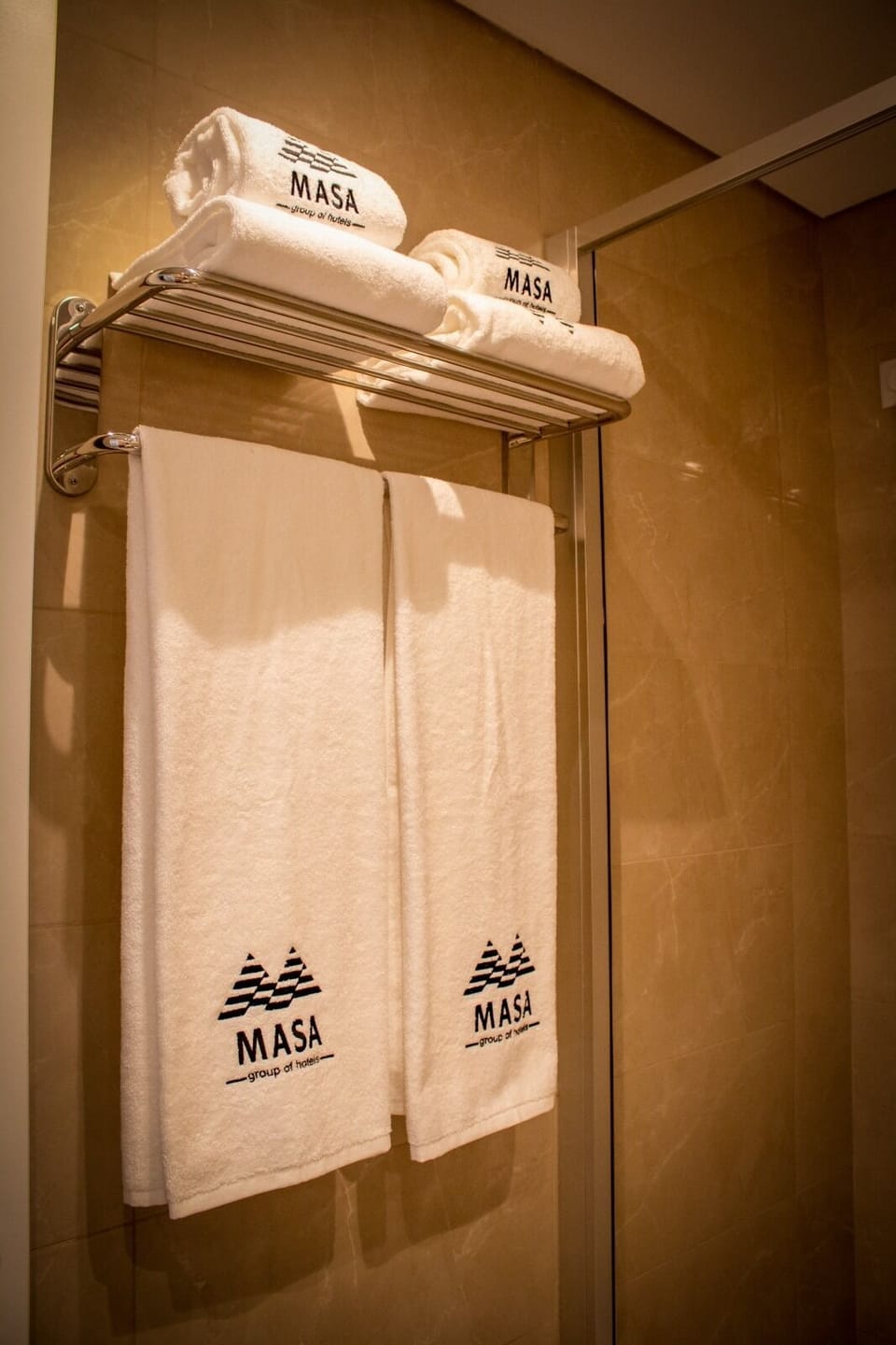 Shower, rainfall showerhead, free toiletries, hair dryer