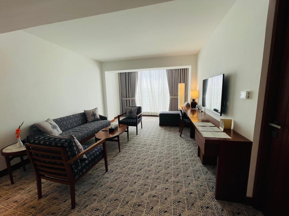 Executive Suite | Bathroom | Shower, free toiletries, hair dryer, bathrobes