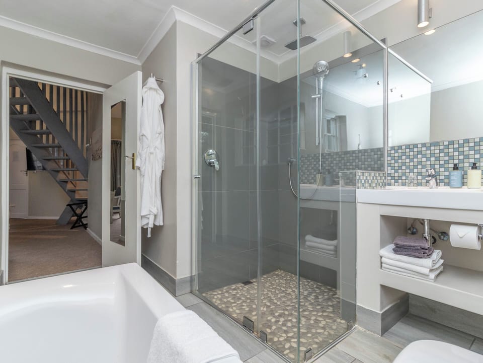 Garden Deluxe Rooms | Deep soaking bathtub