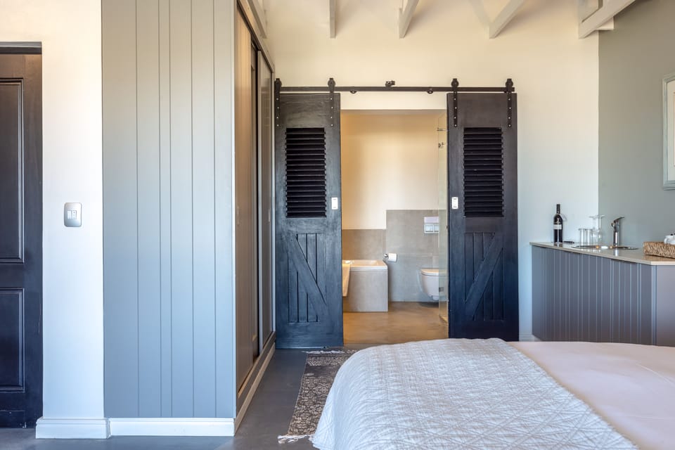 Walker Bay Suite, 1st floor in the Villa | Minibar, in-room safe, individually decorated, desk