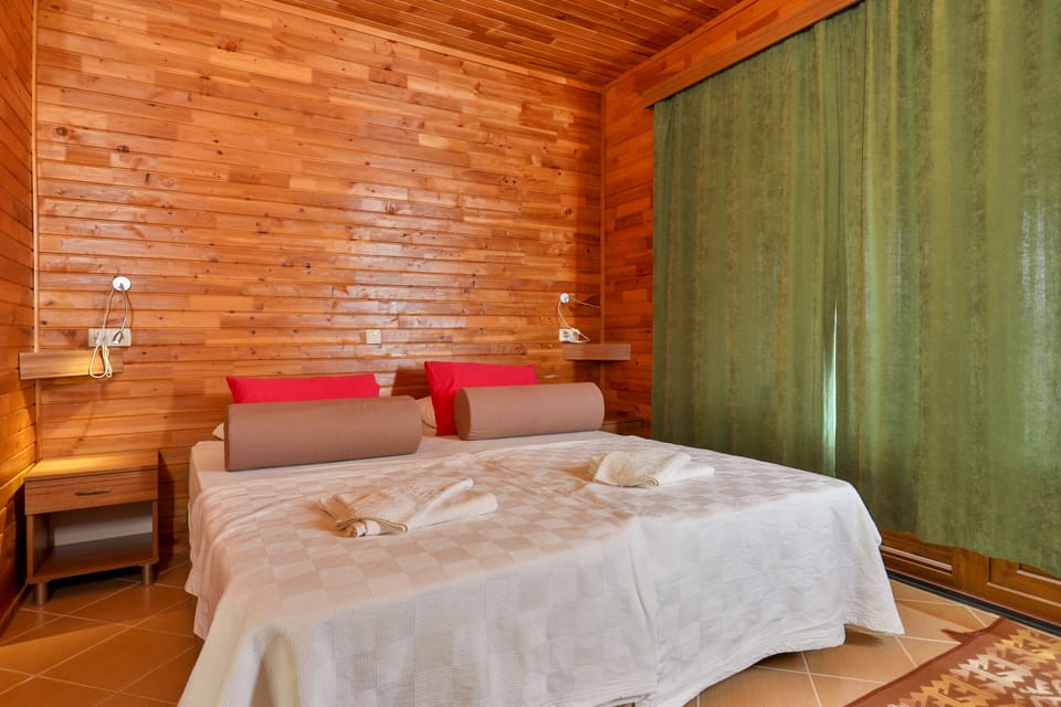 Triple Room | Premium bedding, minibar, desk, laptop workspace