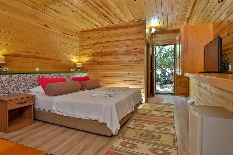 Bungalow | Premium bedding, minibar, desk, laptop workspace
