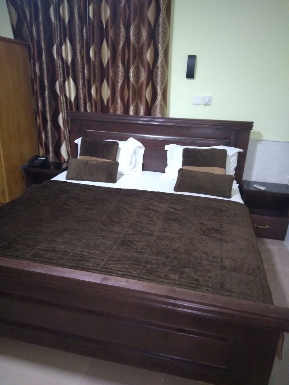 Room | Iron/ironing board, WiFi (free)