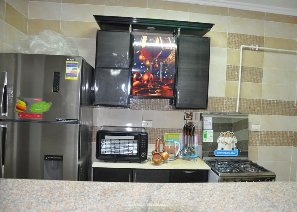 Comfort Apartment, 3 Bedrooms, Garden View | Private kitchen | Fridge, microwave, oven, stovetop
