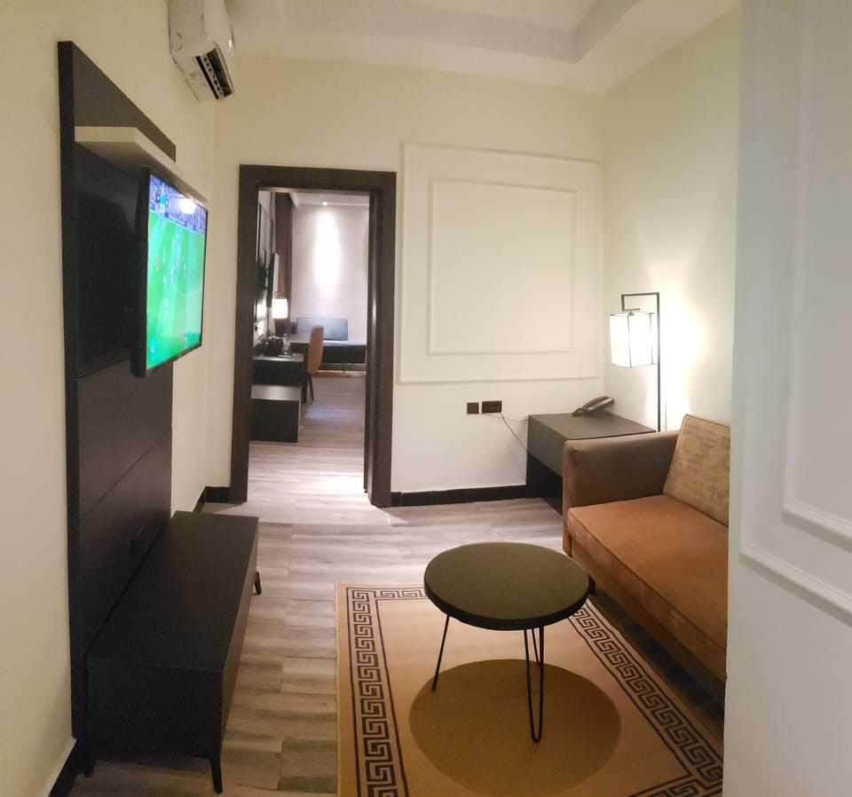 Signature Apartment | Desk, laptop workspace, free WiFi, bed sheets