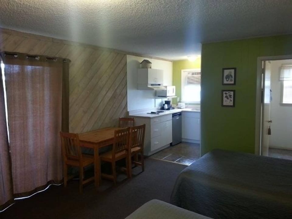 Double Room (Kitchenette) | Individually decorated, individually furnished, free WiFi, bed sheets