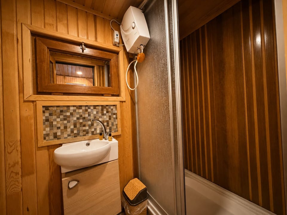 Royal Suite, Lake View | Bathroom | Combined shower/tub, rainfall showerhead, free toiletries, hair dryer