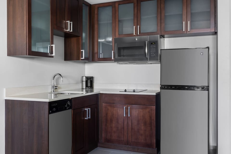 Full-size fridge, microwave, stovetop, dishwasher