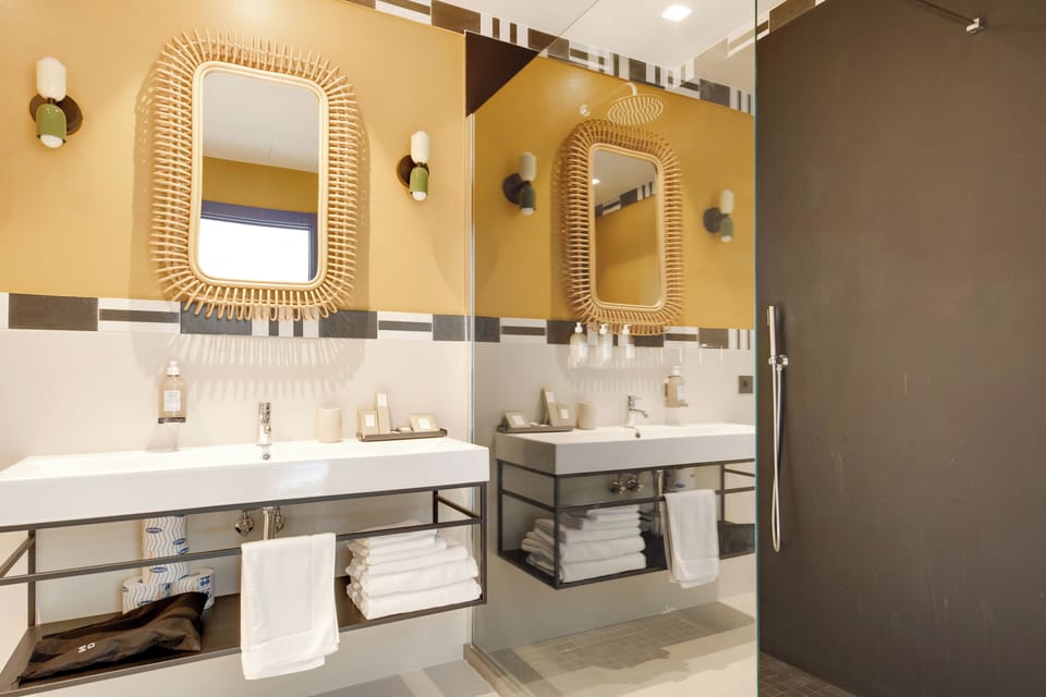 Junior Suite | Bathroom | Shower, hair dryer, slippers, bidet