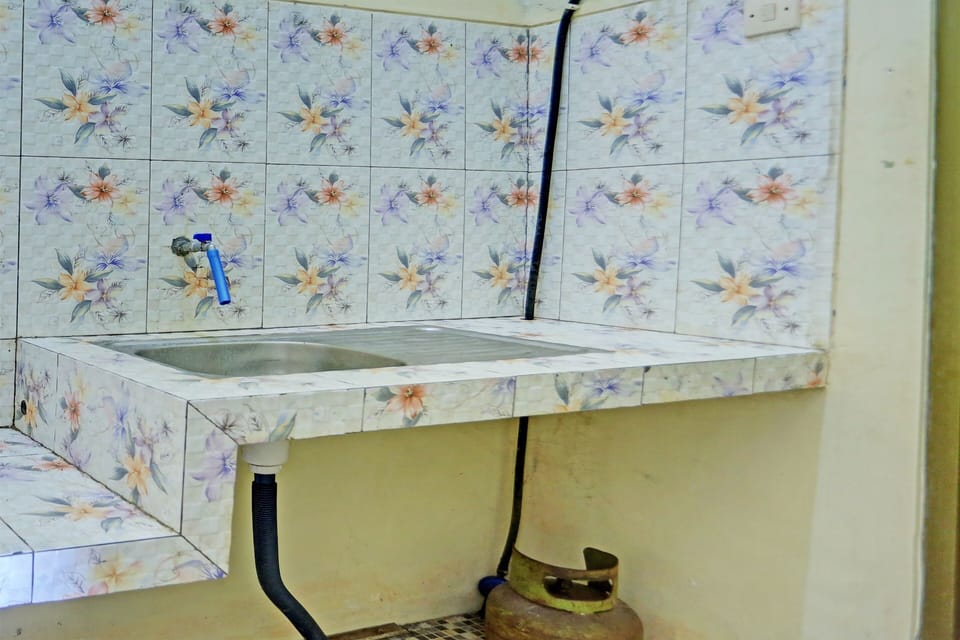 Economy Double Room | Bathroom | Shower, towels