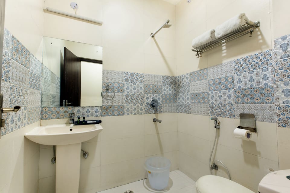 Executive Room | Bathroom | Shower, free toiletries, hair dryer, slippers