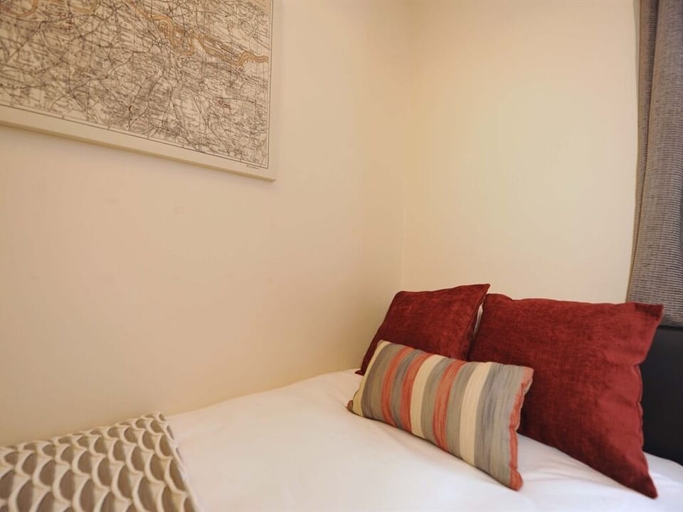 Single Room, Shared Bathroom (Room 4)