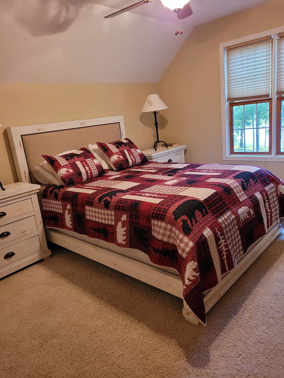 Lucky Charlie Lodge 3 Bedroom Home by RedAwning House in Wisconsin
