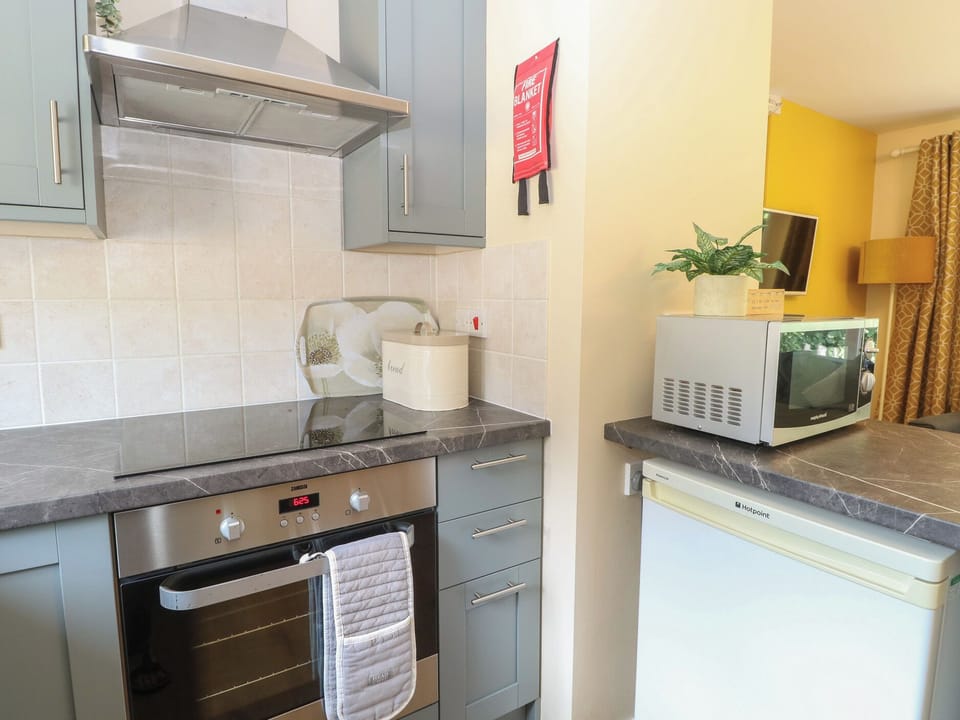 Cottage | Private kitchen | Fridge, dishwasher, electric kettle, toaster