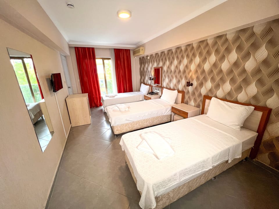 City Triple Room | Minibar, blackout drapes, free WiFi, bed sheets