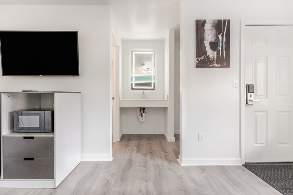 Classic Single Room, 1 Queen Bed, Non Smoking, Ground Floor | Room amenity