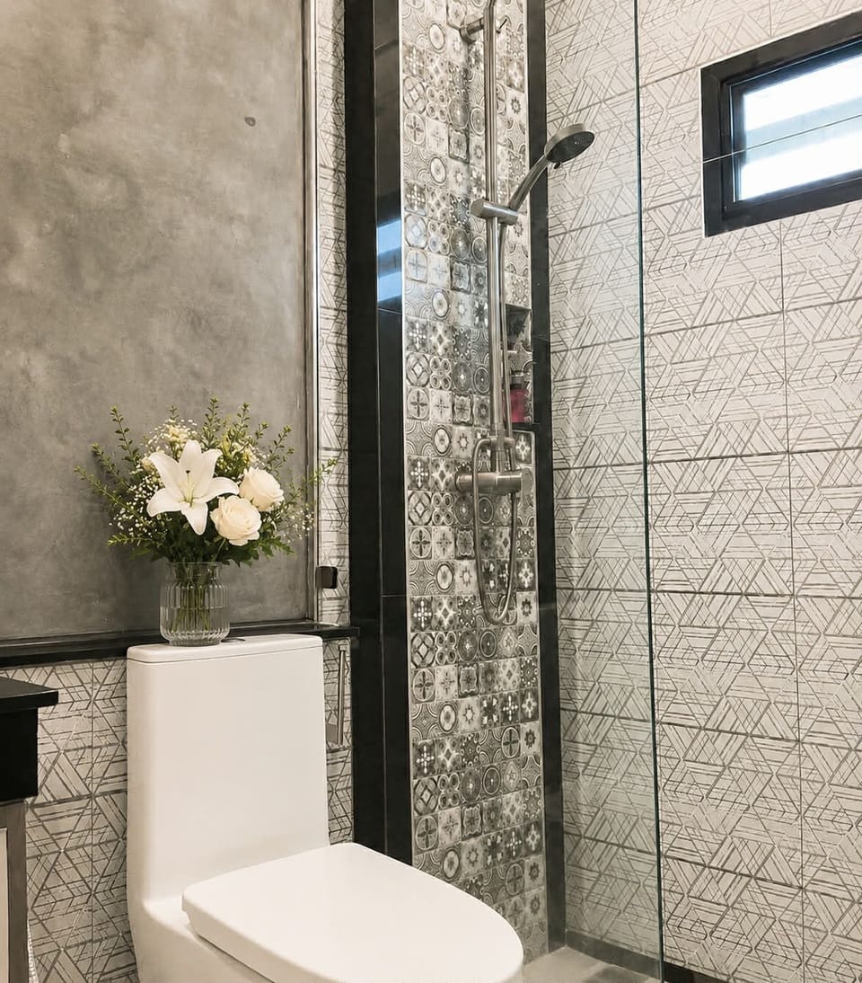 Standard Room | Bathroom | Shower, free toiletries, hair dryer, towels
