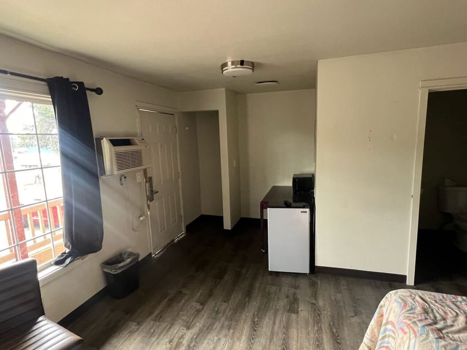 Basic Room | Desk, laptop workspace, free WiFi