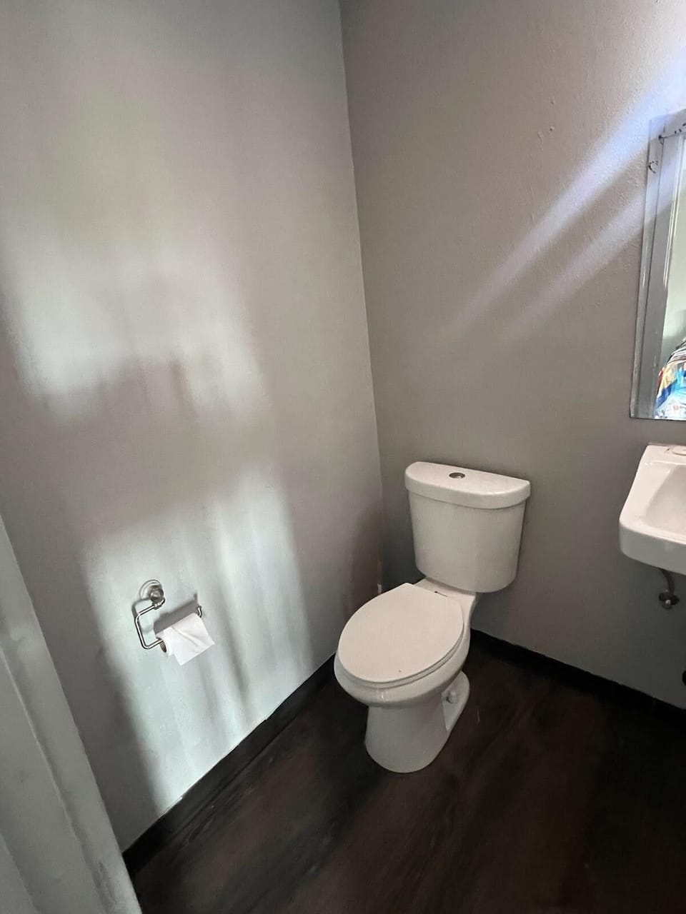 Basic Room | Bathroom | Towels, soap, toilet paper