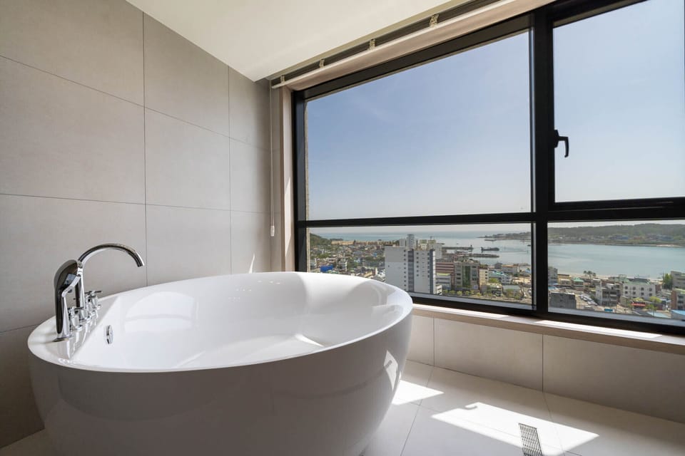 Signature Suite, 2 Double Beds, Sea View | Bathroom | Free toiletries, hair dryer, bathrobes, slippers