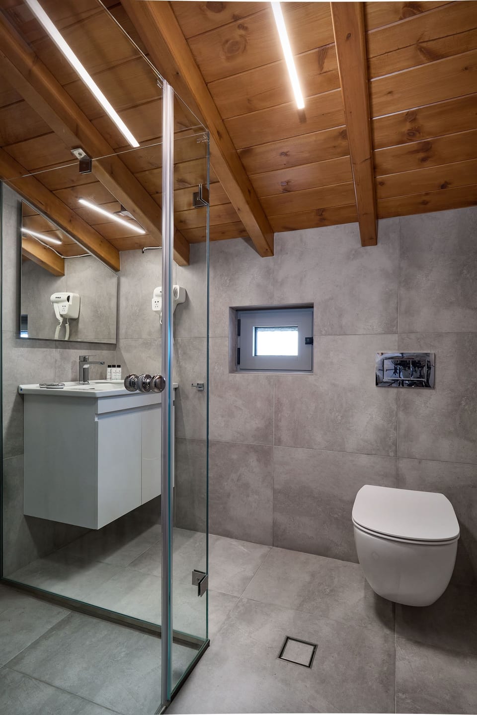 Quattro Attic | Bathroom | Shower, hair dryer, bathrobes, slippers