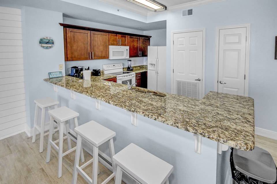 Condo, Multiple Beds, Balcony, Ocean View | Private kitchen | Fridge, microwave, oven, stovetop
