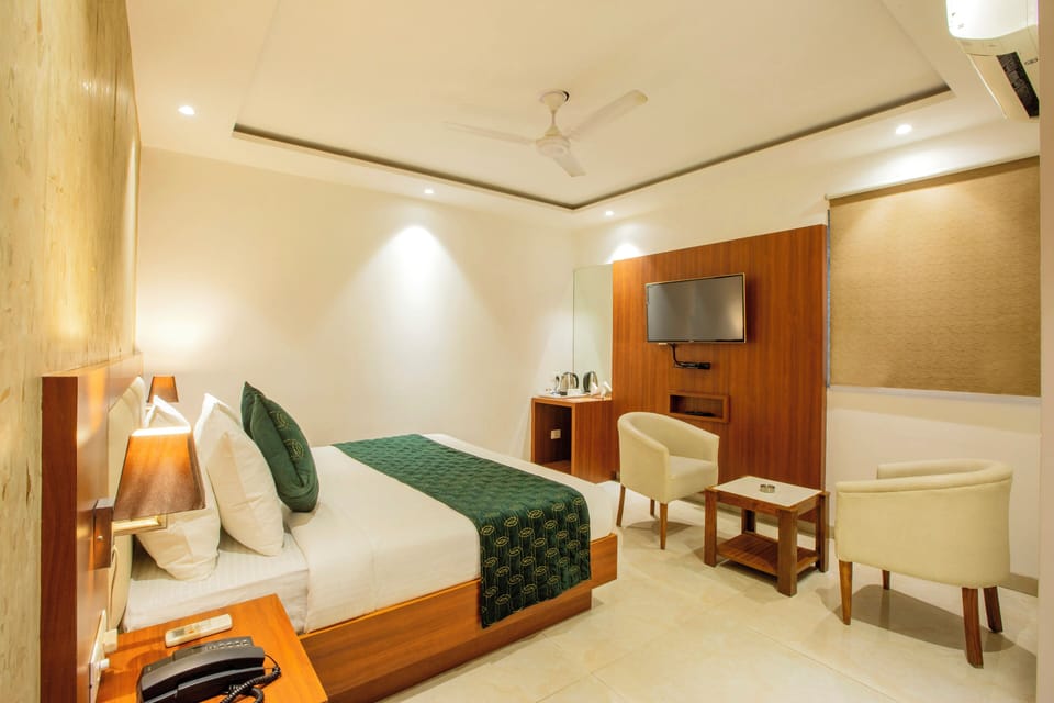 Executive Room, 1 King Bed, Private Bathroom | Premium bedding, Select Comfort beds, desk, laptop workspace