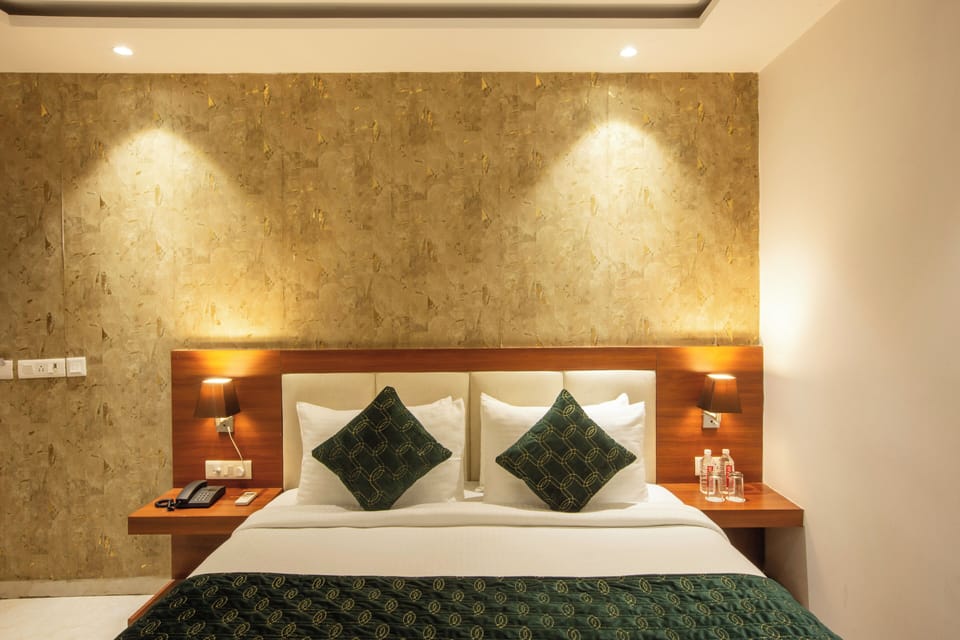 Executive Room, 1 King Bed, Private Bathroom | Premium bedding, Select Comfort beds, desk, laptop workspace