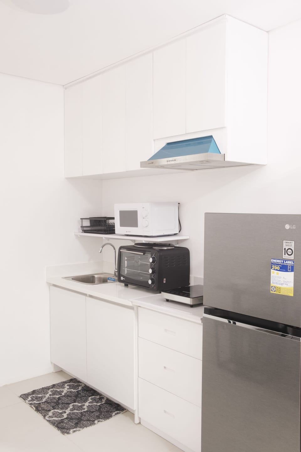 Studio | Private kitchenette | Fridge, microwave, stovetop, electric kettle