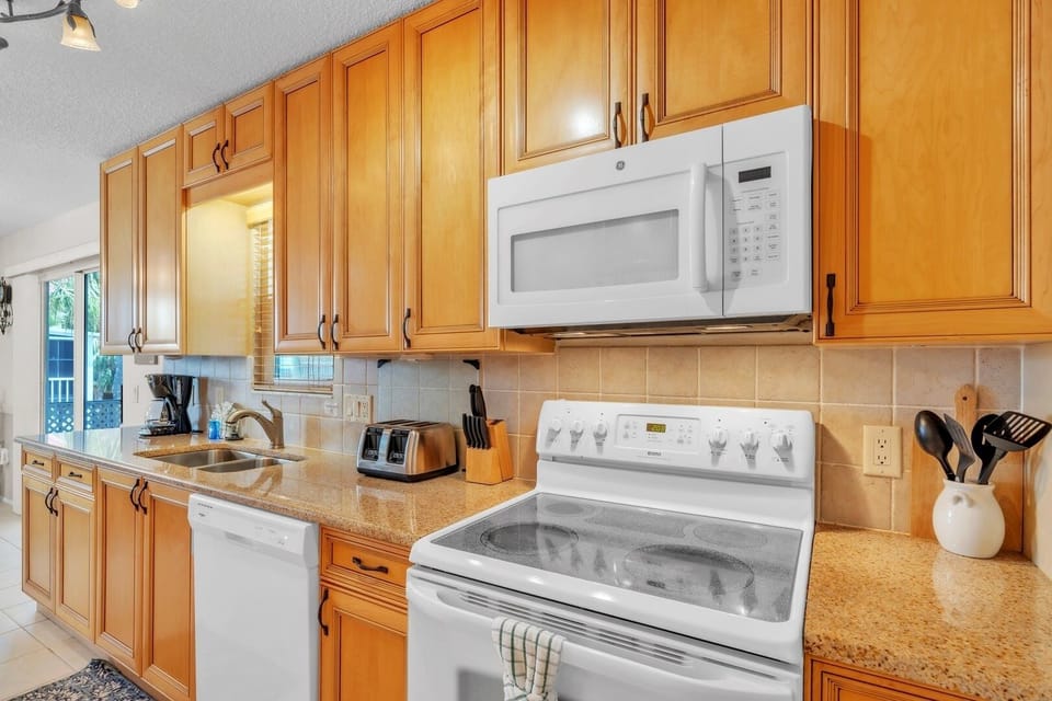 Townhome, 3 Bedrooms | Private kitchen | Coffee/tea maker, fridge, toaster
