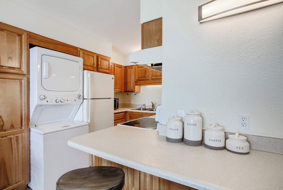 Condo, Multiple Beds, Balcony, Ocean View (Ocean View Retreat) | Private kitchen | Fridge, microwave, oven, stovetop