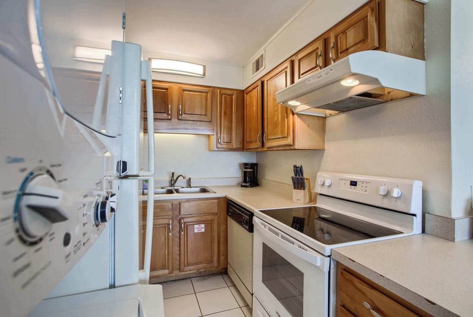 Condo, Multiple Beds, Balcony, Ocean View (Ocean View Retreat) | Private kitchen | Fridge, microwave, oven, stovetop