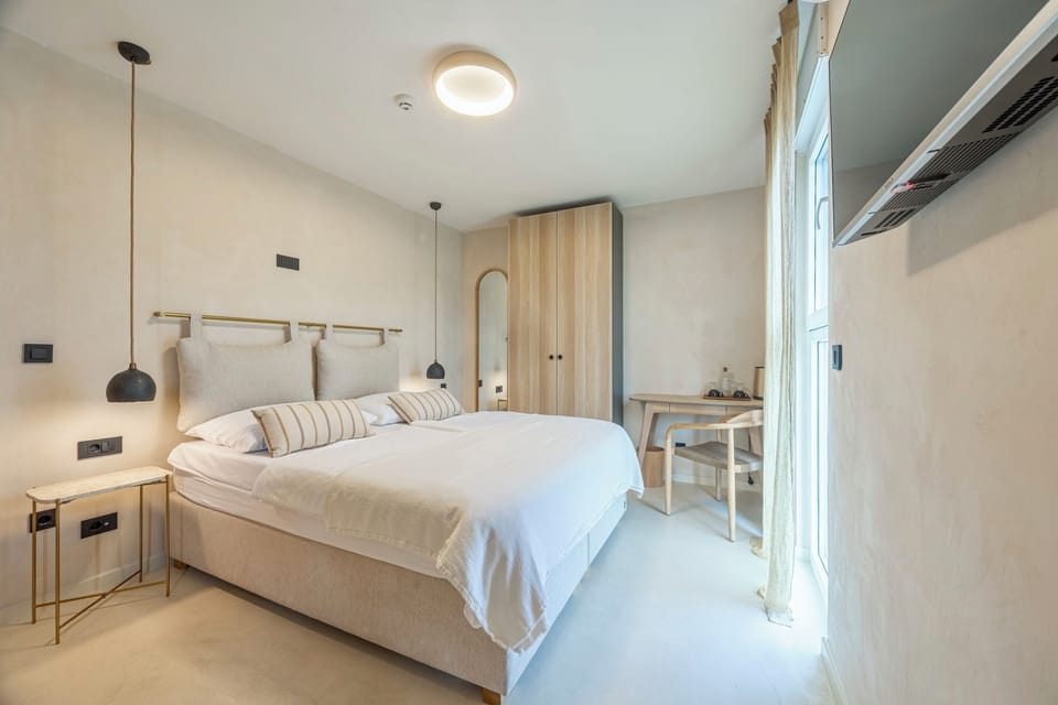 Comfort Room | Minibar, in-room safe, blackout drapes, soundproofing