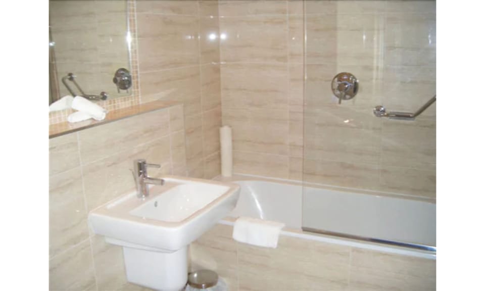 Combined shower/tub, free toiletries, hair dryer, towels