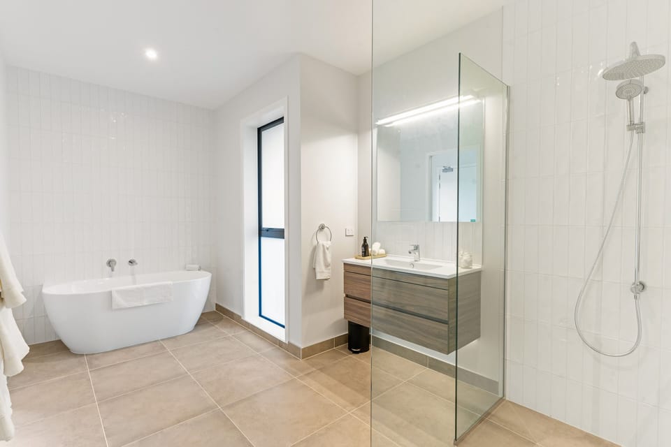 Exclusive Room | Bathroom | Hair dryer, bathrobes, towels, toilet paper