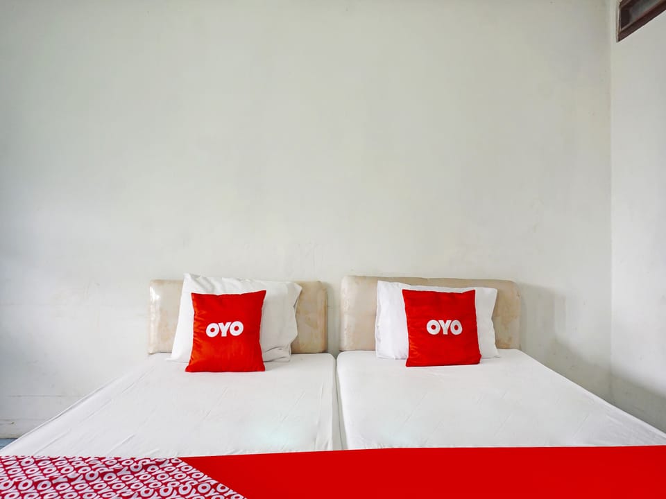 Standard Double Room | Desk, bed sheets