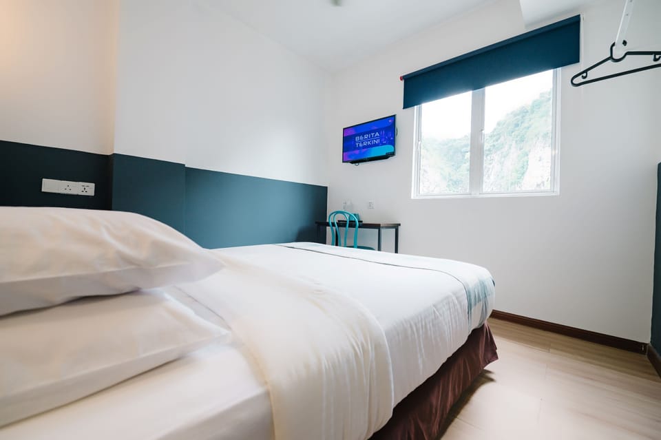 Double Room, 1 Queen Bed, Mountain View | Desk, WiFi (free), bed sheets