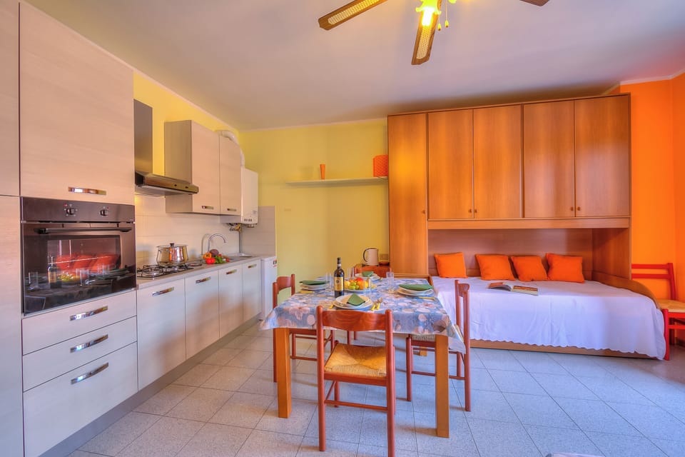 Fridge, oven, stovetop, coffee/tea maker