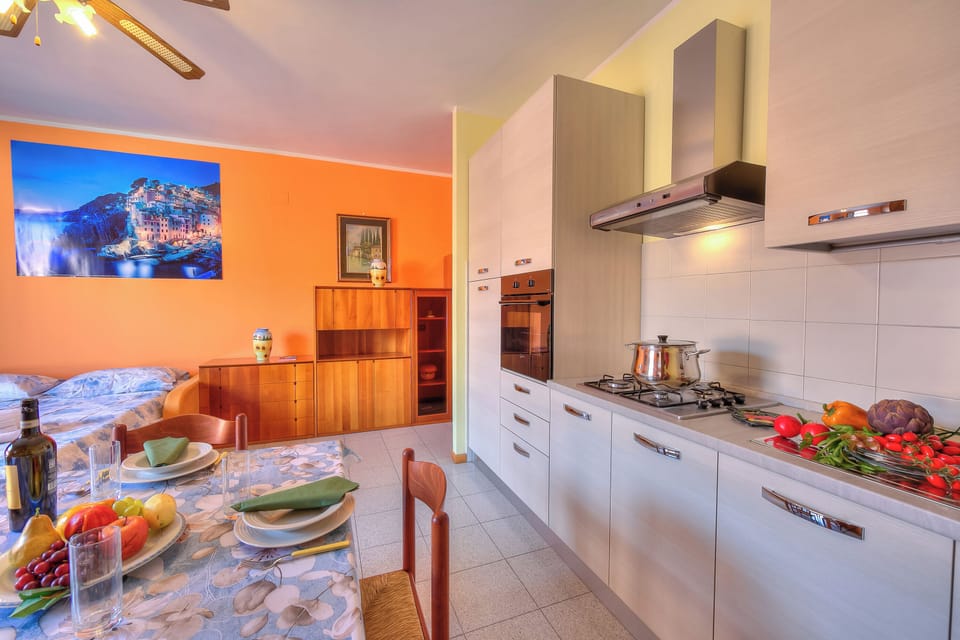 Fridge, oven, stovetop, coffee/tea maker