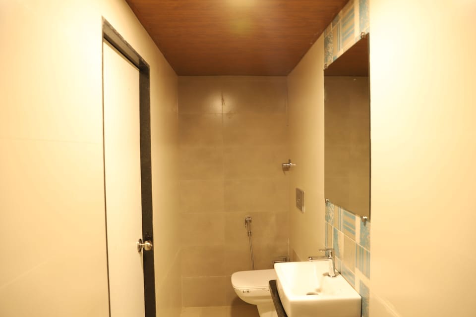 Deluxe Room | Bathroom | Shower, rainfall showerhead, free toiletries, towels