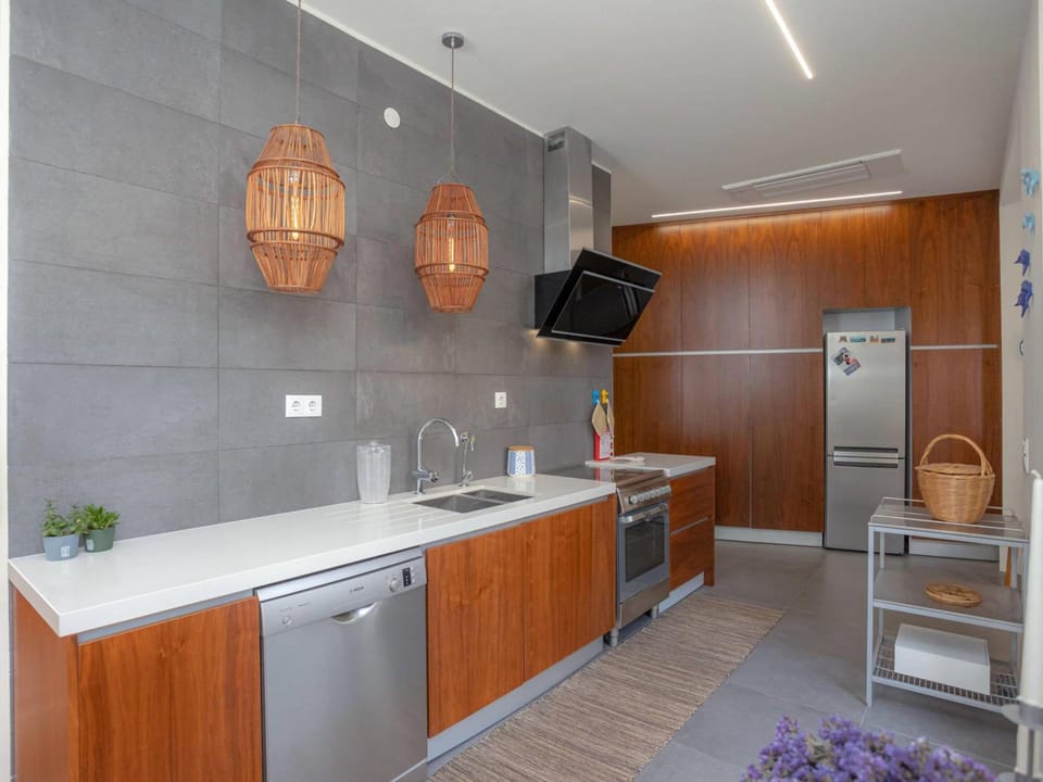 House | 5 bedrooms, soundproofing, Internet