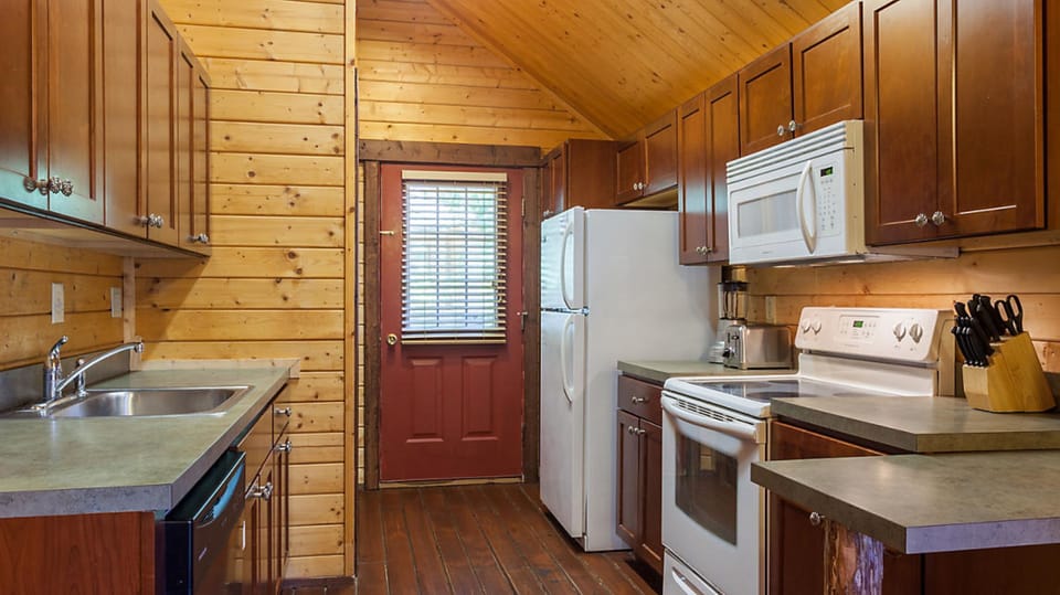 Cabin, 3 Bedrooms | Private kitchen | Coffee/tea maker
