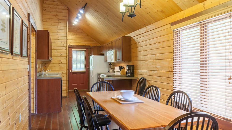 Cabin, 3 Bedrooms | In-room dining