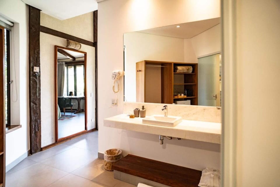 Vip com Hidro | Bathroom | Designer toiletries, hair dryer, towels, soap
