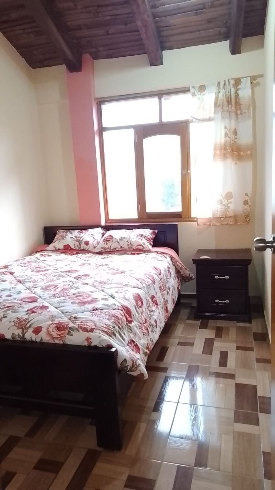 Basic Room, 1 Queen Bed, Shared Bathroom, Mountain View | WiFi (free)