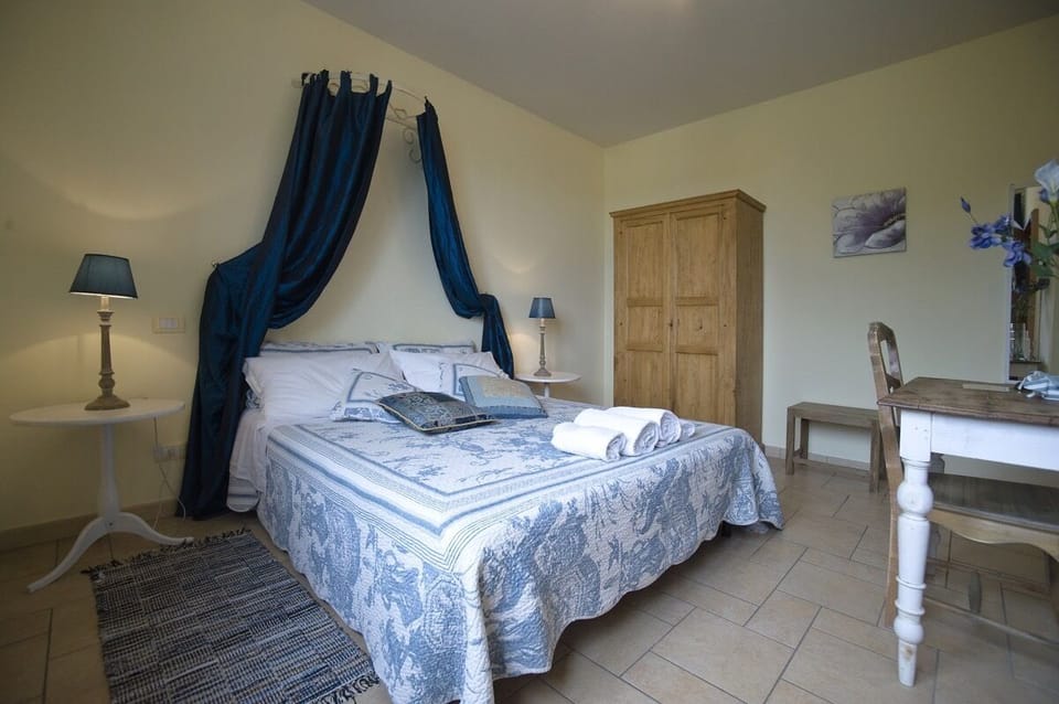 Classic Double Room | Desk, WiFi (free), bed sheets