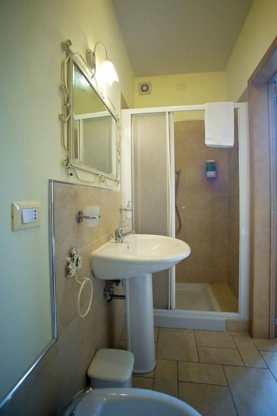 Classic Double Room | Bathroom | Shower, rainfall showerhead, hair dryer, bidet