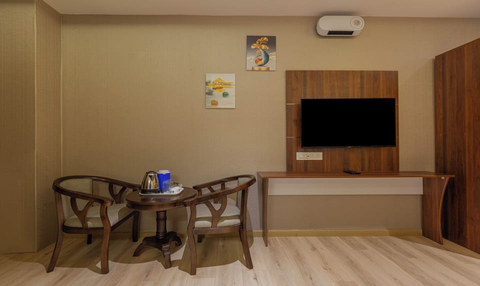 Deluxe Room | Desk, iron/ironing board