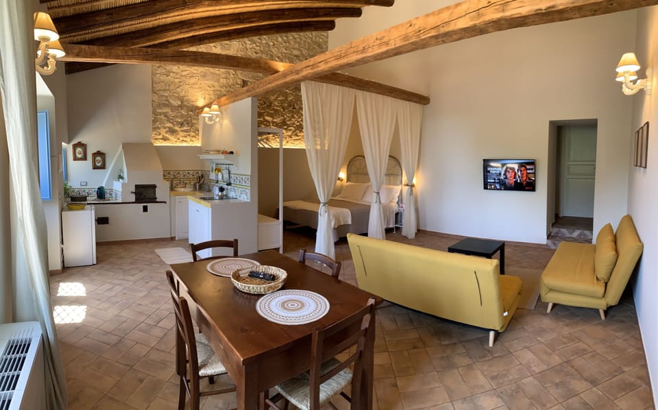 Traditional Apartment | Hypo-allergenic bedding, free WiFi